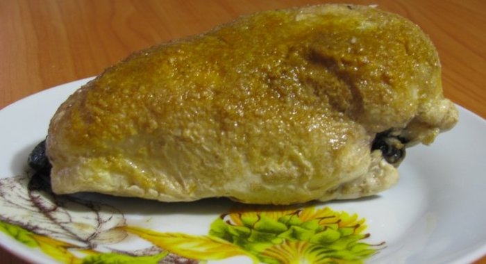 Куриный рулет с черносливом