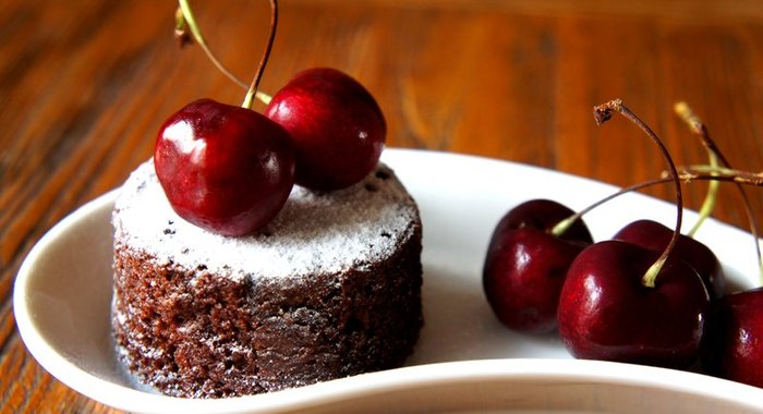 Шоколадные кексы с вишней