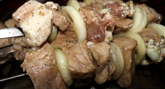 Шашлык из свинины, маринованный в водке с медом