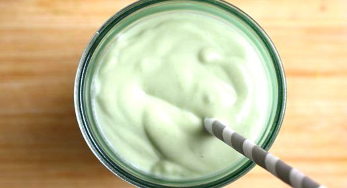 Густой утренний смузи с авокадо и кокосовым молоком