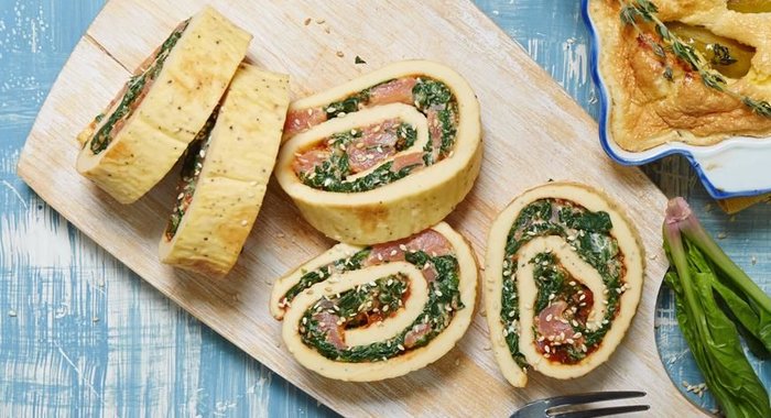 Ролл из омлета со шпинатом и лососем в азиатском стиле