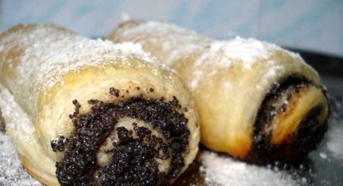 Маковый рулет из слоеного теста