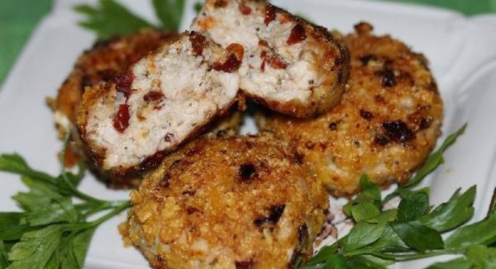 Куриные котлетки с вялеными томатами в кукурузной панировке