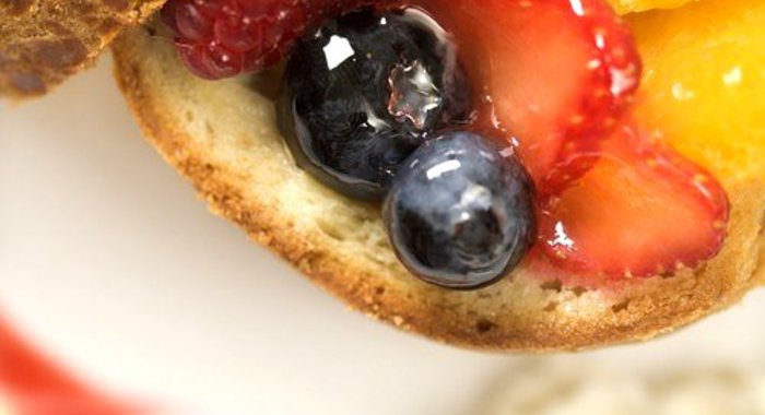 Ломтики белого хлеба с фруктами