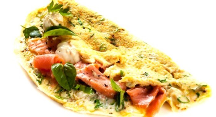 Омлет с копченой форелью и зеленым луком