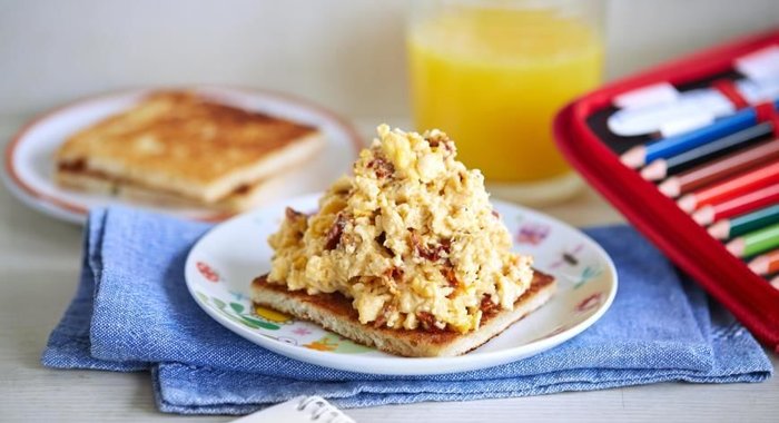 Омлет-скрэмбл с вялеными помидорами