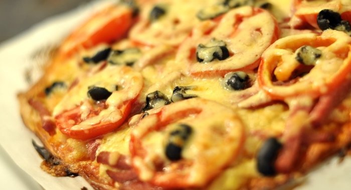 Пицца на тонком тесте с колбасой и картофельным пюре