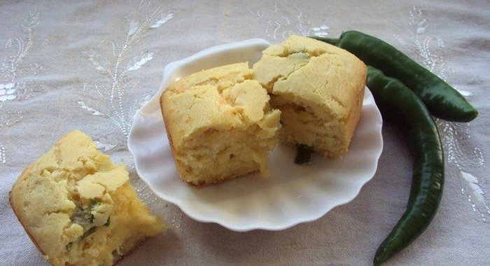 Кукурузный хлеб с сыром и перцем халапеньо
