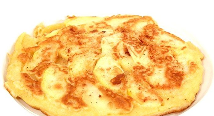 Сладкий омлет с карамелизированными яблоками