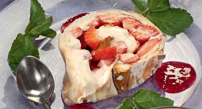 Меренговый рулет с клубникой