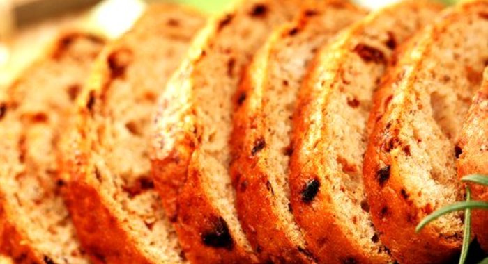 Кекс с помидорами и миндалем