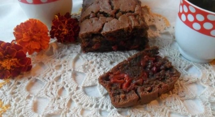 Шоколадный кекс с вишней