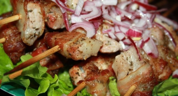 Шашлычки из свиного карбонада в беконе