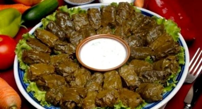 Долма из маринованных виноградных листьев