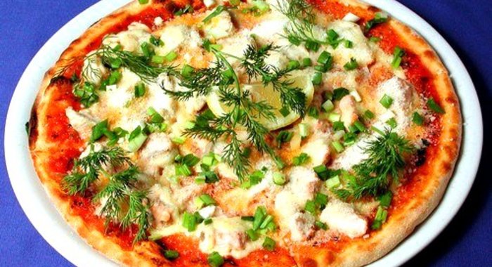 Пицца с сельдью и яйцами