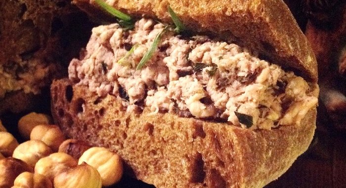 Скандинавский многоэтажный мясной бутерброд с вишневым соусом