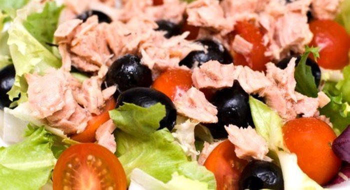 Индонезийский салат из тунца с маслинами