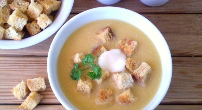 Гороховый суп-пюре с гренками