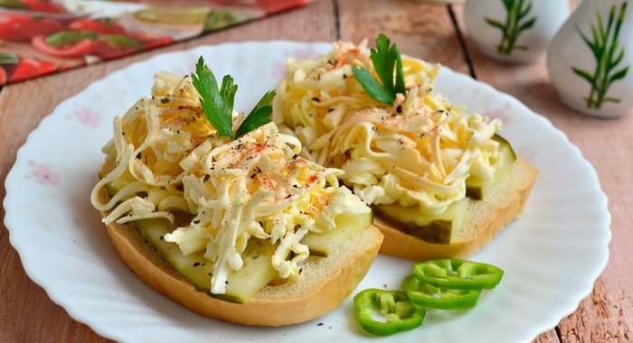 Бутерброды с огурцом, маслом и плавленным сыром