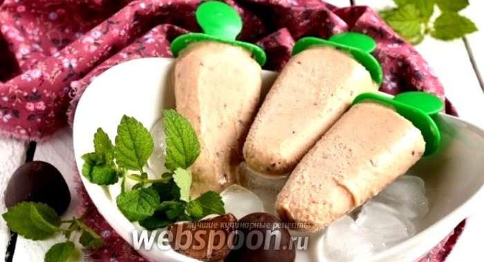 Бананово-кокосовое мороженое с кусочками шоколадных конфет