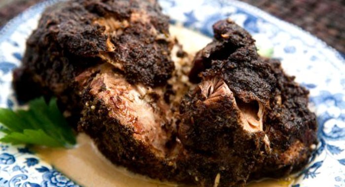 Запеченное свиное плечико с пикантным яблочным соусом