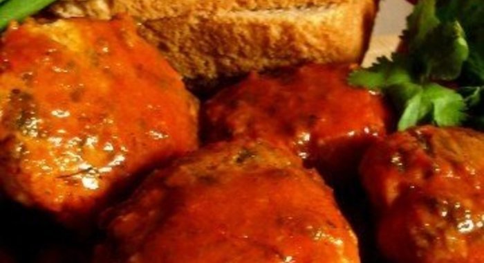 Котлетки щучьи в панировке из трав и томатном соусе