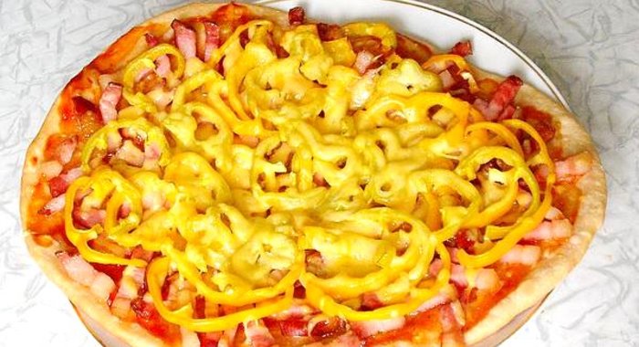 Пицца с колбасой