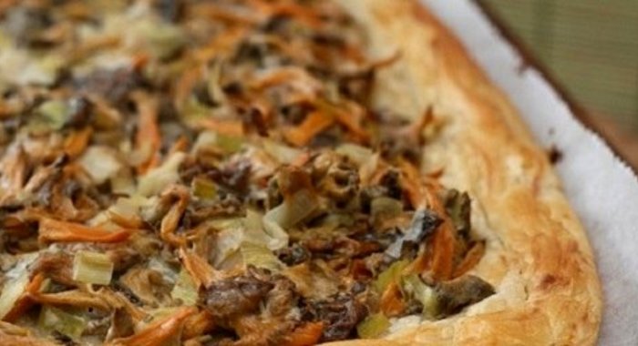 Пирог с лисичками на слоеном тесте