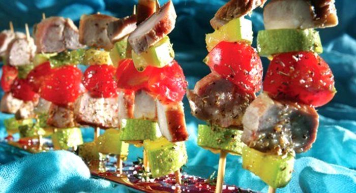 Мини-шашлыки из копченой свинины, помидоров черри и маринованных цукини