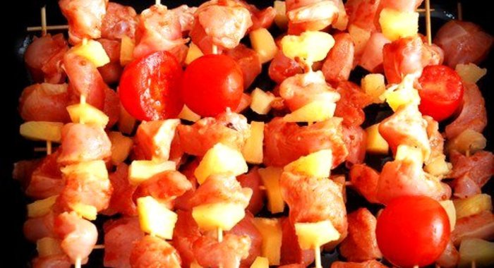 Говяжьи шашлыки по‑гавайски с ананасами, красным перцем и луком