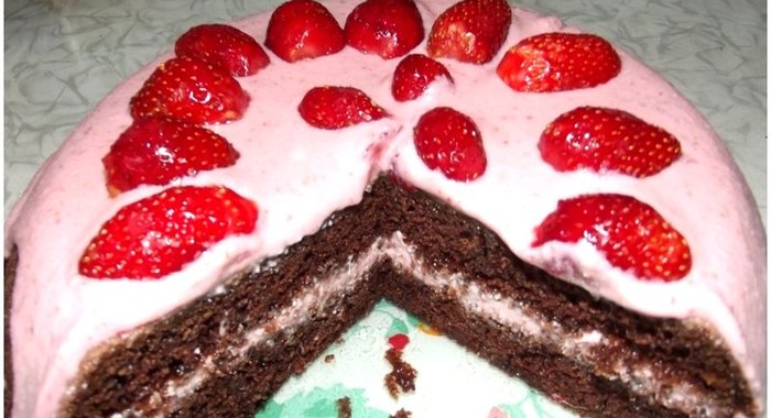 Бисквит с клубникой в мультиварке