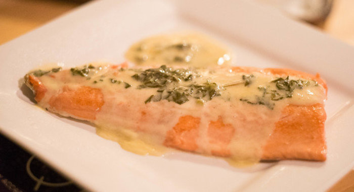 Лосось с белым вином и щавелем