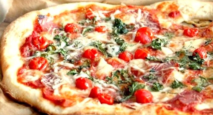 Пицца с салями, помидорами и сыром