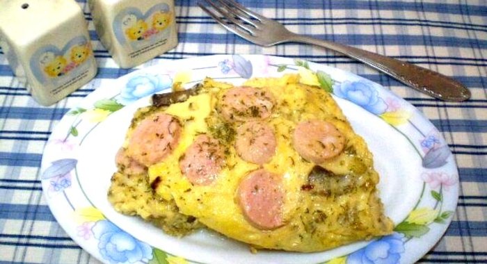 Грибной омлет с сосисками и укропом
