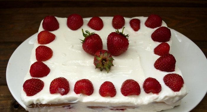 Клубнично-творожный торт без выпечки