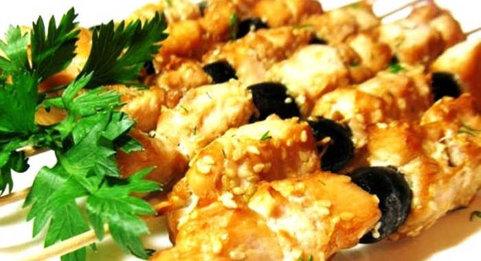 Куриный шашлык в соевом маринаде с маслинами