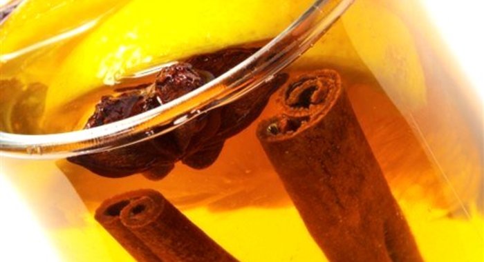 Рождественский глинтвейн с белым вином и апельсинами