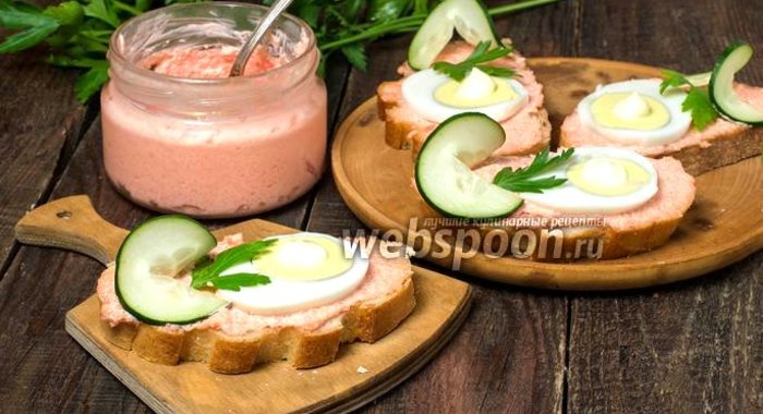 Бутерброды с икрой мойвы, яйцом и свежим огурцом