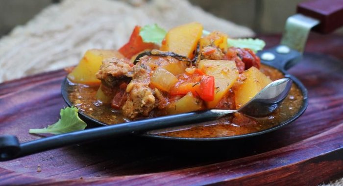 Картофельное рагу с фаршем и томатной пассатой