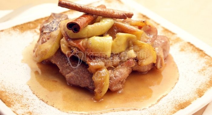 Свиной стейк на сковороде в яблочном соусе