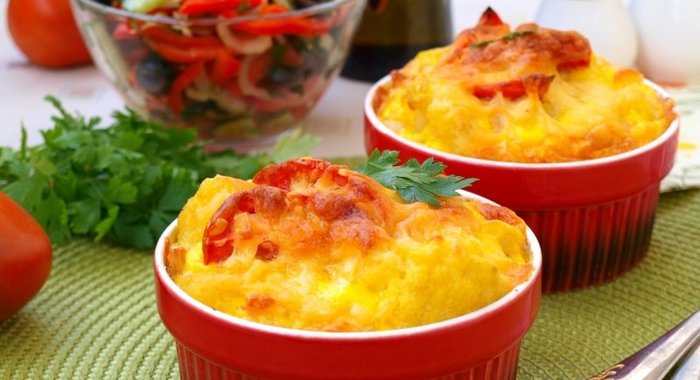 Запеканка из цветной капусты с индейкой и помидорами