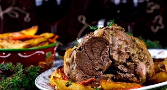 Запеченный свиной окорок