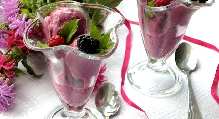 Мороженое с ягодами