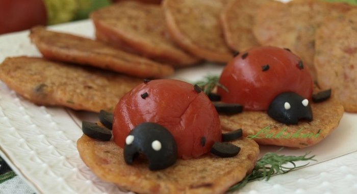 Помидорные оладушки с фетой и маслинами