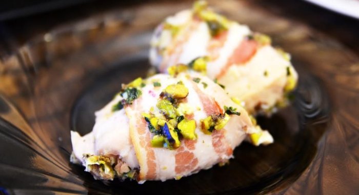 Куриные рулетики с беконом и фисташками