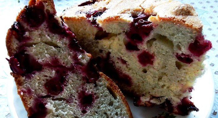 Шарлотка с вишней