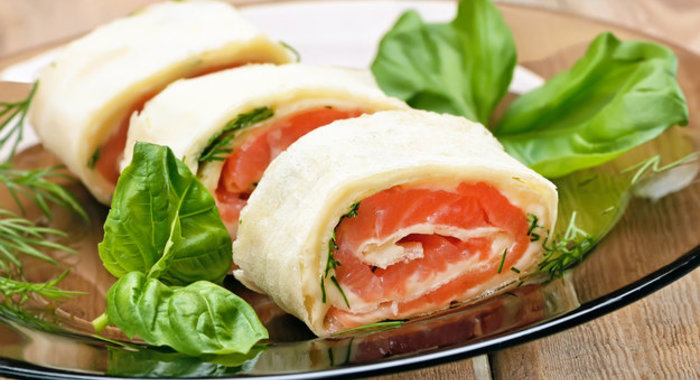 Рулет из лаваша с лососем