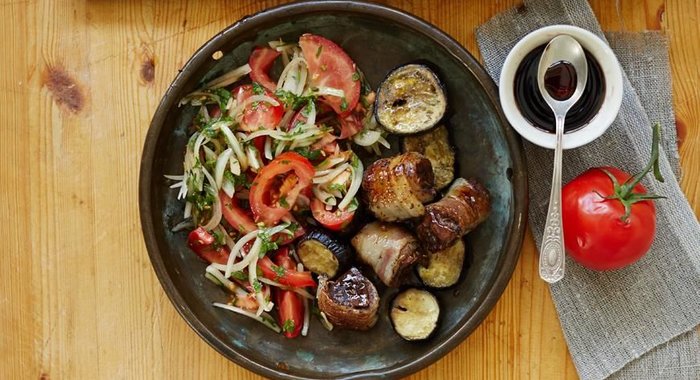 Шашлык в духовке из печенки, баклажанов и копченого сала