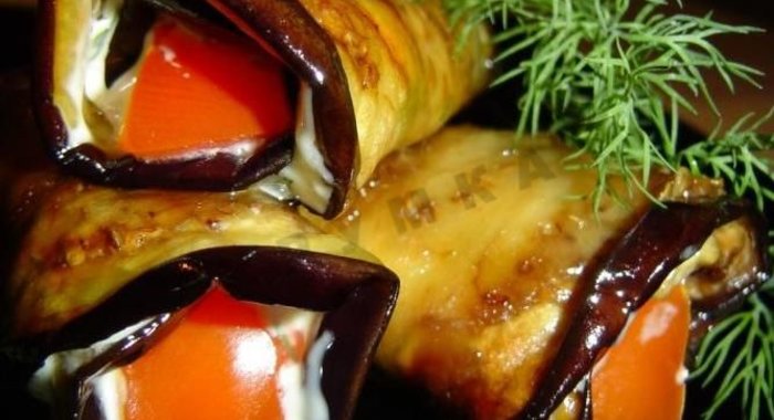 Рулетики из баклажанов с помидорами и чесноком