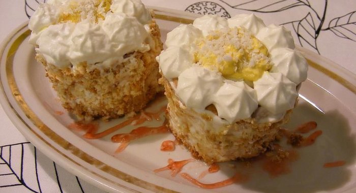 Бисквитные пирожные Маргаритки с заварным кремом и сливками